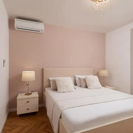 Luxury Oasis - Free Parking In Garage Apartment Split