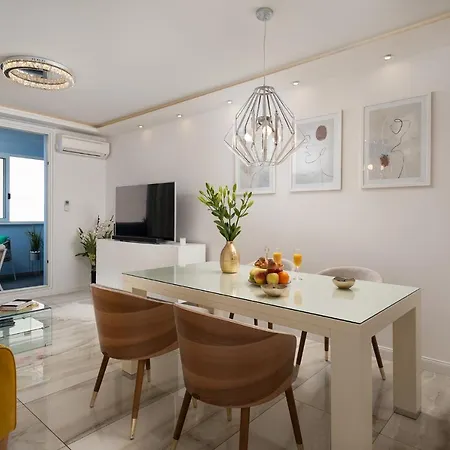 Luxury Oasis - Free Parking In Garage Apartment Split
