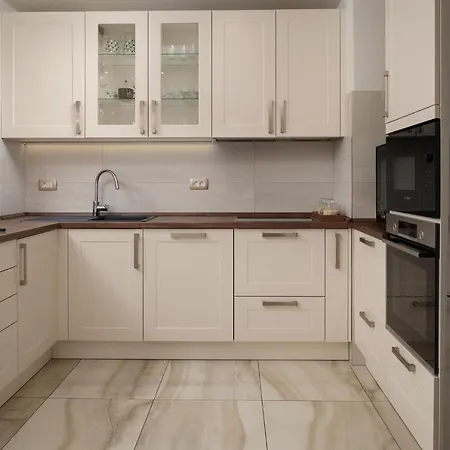 Luxury Oasis - Free Parking In Garage Apartment Split