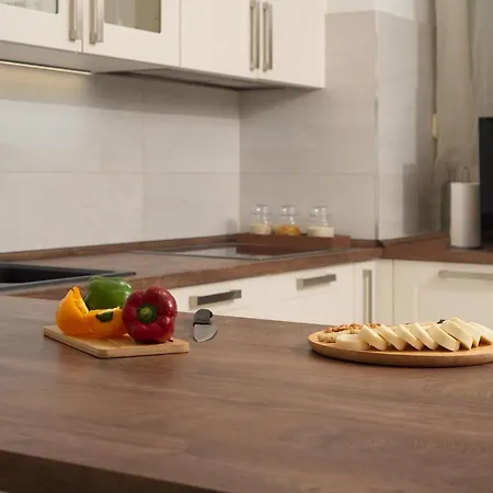Luxury Oasis - Free Parking In Garage Apartment *